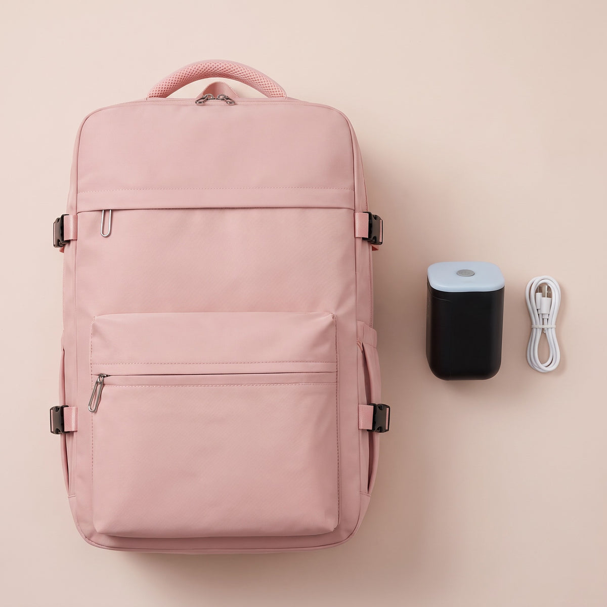 Le Cabinaute rose avec sa mini pompe électrique et son câble USB
